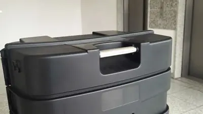 Um den Griff der Koffertheke Maxi ist genügend Platz, um Transportverletzungen zu vermeiden. (Koffertheke "Maxi")