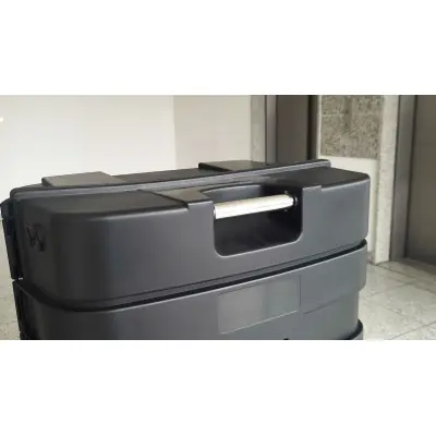Um den Griff der Koffertheke Maxi ist genügend Platz, um Transportverletzungen zu vermeiden. (Koffertheke "Maxi")