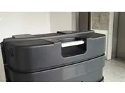 Die Grafik wird im Inneren der Koffertheke Maxi mit Klettband befestigt.(Koffertheke "Maxi")