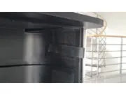 Ansicht der Vorderseite der Keffertheke Maxi mit schwarzer Tischplatte.(Koffertheke "Maxi")