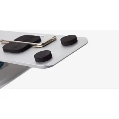Detailansicht des Bodens des Plattenhalters Panel Base DESIGN mit Noppen. (Plattenhalter "Panel Base DESIGN" )