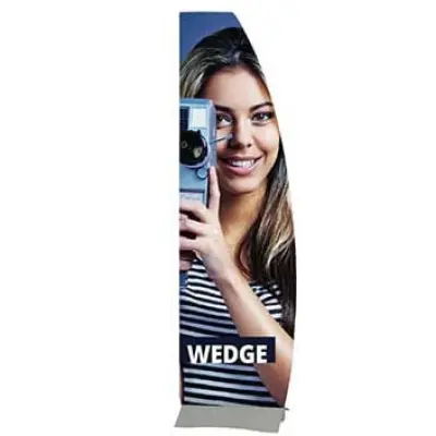 Plattenhalter New Wedge mit einer PVC-Platte, die zu einer geschwungenen Form gefräst wurde. (Plattenhalter "New Wedge")