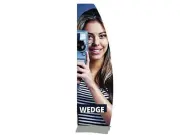 Plattenhalter New Wedge mit einer PVC-Platte, die zu einer geschwungenen Form gefräst wurde. | (Plattenhalter "New Wedge")