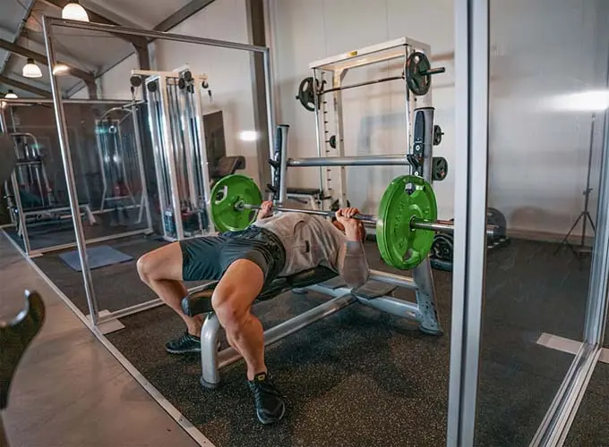 Mit einer Plexiglas-Trennwand separierte Bereiche in einem Fitnessstudio. (Stabile Trennwand "Vector" mit Plexiglas oder PVC)