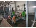 Stabile Trennwand "Vector" mit Plexiglas oder PVC  - Mit einer Plexiglas-Trennwand separierte Bereiche in einem Fitnessstudio. (Sonderaufsteller_Trennwaende) 