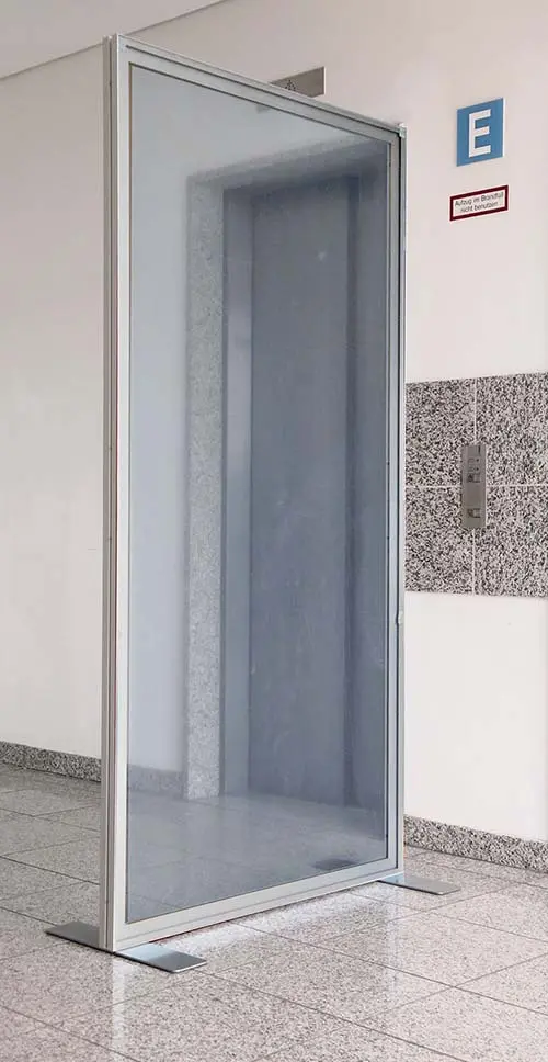 Trennwand Vector mit Plexiglas-Platte. Die Plexiglas-Scheiben werden mit einer dünnen Schutzfolie ausgeliefert. (Stabile Trennwand "Vector" mit Plexiglas oder PVC)