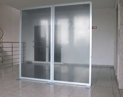 2m breite Trennwand Vector mit Plexiglas-Platte. Die Plexiglas-Scheiben werden mit einer dünnen Schutzfolie ausgeliefert. (Stabile Trennwand "Vector" mit Plexiglas oder PVC)
