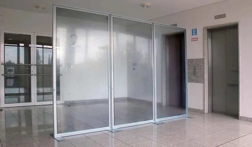 3m breite Trennwand Vector mit Plexiglas-Platte. Die Plexiglas-Scheiben werden mit einer dünnen Schutzfolie ausgeliefert. (Stabile Trennwand "Vector" mit Plexiglas oder PVC)