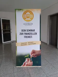 Der Ecostand von vorne (Holzbanner "EcoStand" )