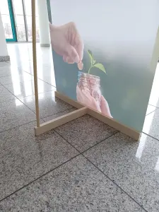 Der Ecostand von hinten (Holzbanner "EcoStand" )