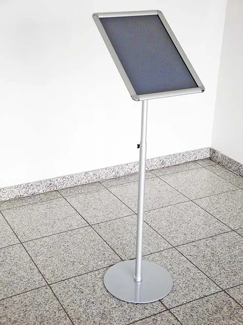 Hinweisaufsteller "Teleskopisch"