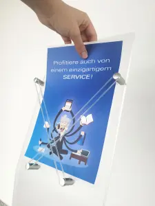 Blattwechsel am Infoständer (Bodenständer "Presstissimo Wing O-Ring")