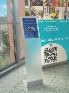 Der Infoständer auf einer Messe im Einsatz (Bodenständer "Presstissimo Wing O-Ring")