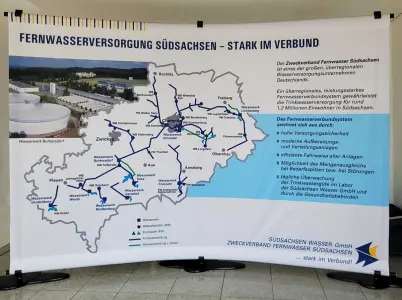 Frontansucht der hochwertigen Messewand (Bannerdisplay-Wandsystem "Stage")