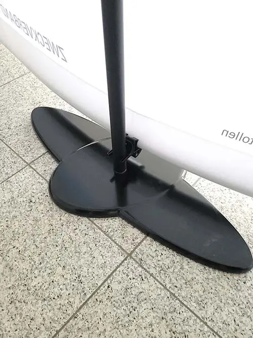 Detailbild der Stabilität verleihenedn Füße (Bannerdisplay-Wandsystem "Stage")