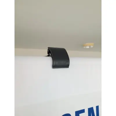 Detailbild der hochwertigen schwarzen Klammern (Bannerdisplay-Wandsystem "Stage")