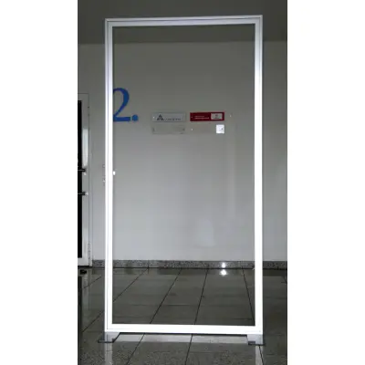 Die stabile Messewand kann auch transparente Plexiglas-Scheiben aufnehmen (einseitig oder beidseitig (Messewand "Vector" inkl. Bedruckung)