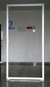 stabile Trennwand Vector mit klarer Plexiglas-Scheibe (Stabile Trennwand "Vector" mit Plexiglas oder PVC)