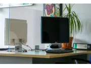 Plattenhalter Panel Base DESIGN mit eingespannter Plexiglasplatte auf einem Schreibtisch im Büro | (Plattenhalter "Panel Base DESIGN" )