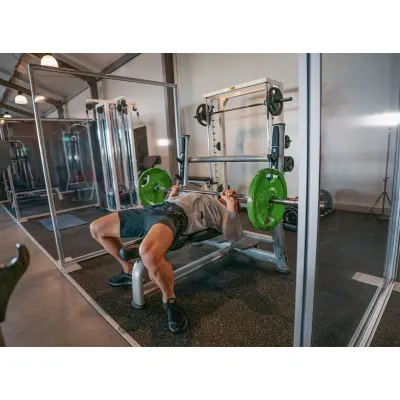 stabile Plexiglas-Trennwand in einem Fitnessstudio (Stabile Trennwand "Vector" mit Plexiglas oder PVC)