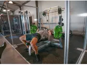 stabile Plexiglas-Trennwand in einem Fitnessstudio | (Stabile Trennwand "Vector" mit Plexiglas oder PVC)