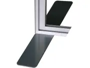 Rahmenecke der stabilen Trennwand Vector mit montiertem flachen Fuß | (Stabile Trennwand "Vector" mit Plexiglas oder PVC)