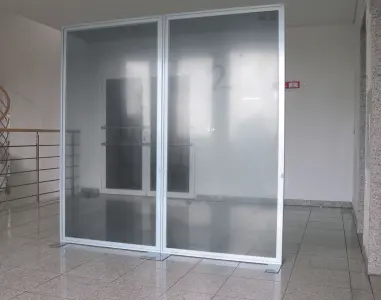 stabile Trennwand Vector 200cm breit mit Plexiglas-Scheiben (Stabile Trennwand "Vector" mit Plexiglas oder PVC)