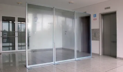 stabile Trennwand Vector 300 cm breit mit Plexiglas-Scheiben (Stabile Trennwand "Vector" mit Plexiglas oder PVC)