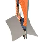 Plattenhalter "New Wedge"  - Seitenansicht vom Plattenhalter New Wedge mit eingespannter Leichtschaumplatte. (Plattenhaltersysteme) 