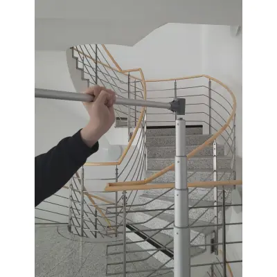 An das obere Ende der Stange wird die 2. Stange anbauen (Wind Dancer )